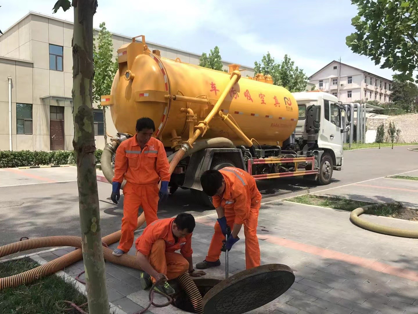 王下乡化粪池清理与5-8吨吸粪车施工效率分析